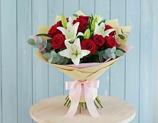 Букет цветов из:  Лилии и Розы в Кочубеевском