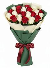 Букет Микс из красных и белых роз в Кочубеевском