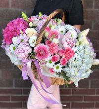 Цветочная композиция из Розы, Хризантемы, Пионы и Лизиантусы в корзине в Кочубеевском