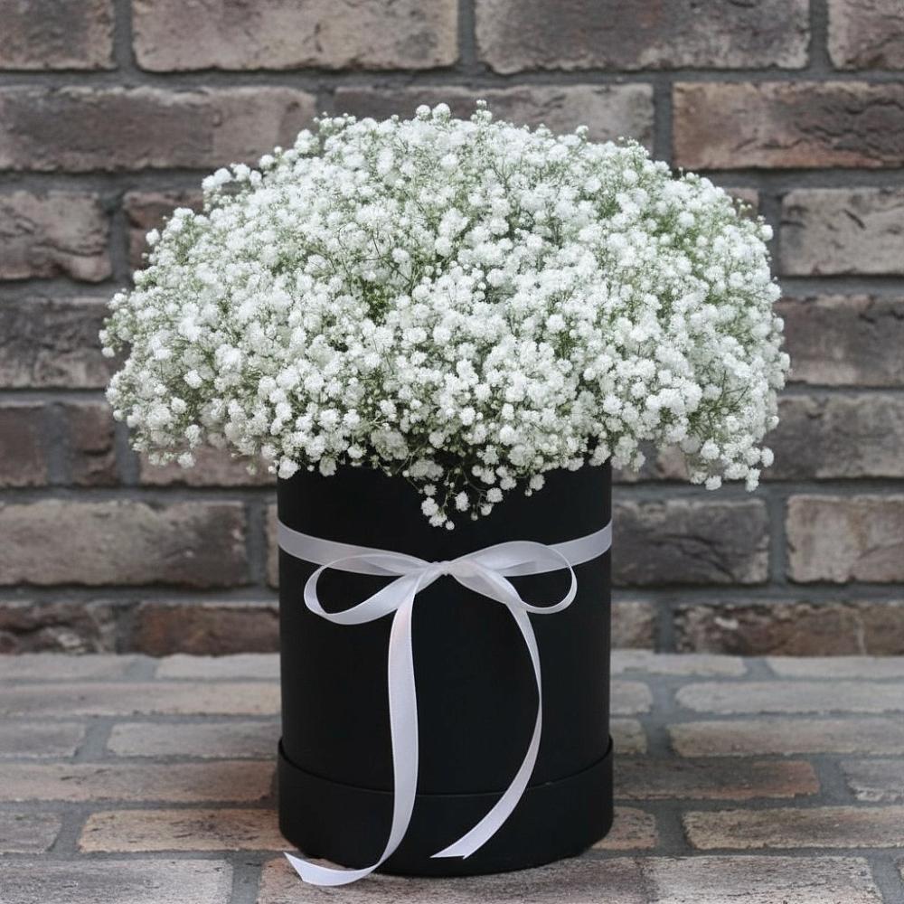 Цветочная композиция из Гипсофила в шляпной коробке в Кочубеевском