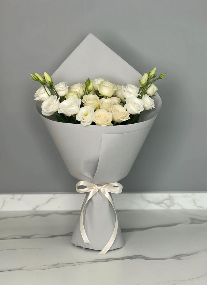 Букет цветов из: Розы и Лизиантусы в Кочубеевском