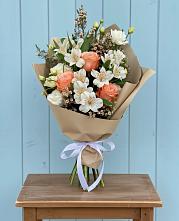 Букет цветов из:  Альстромерии, Лизиантусы, Розы и Хризантемы в Кочубеевском