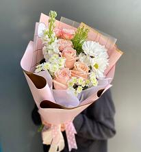 Букет цветов из:  Хризантемы и Розы в Кочубеевском