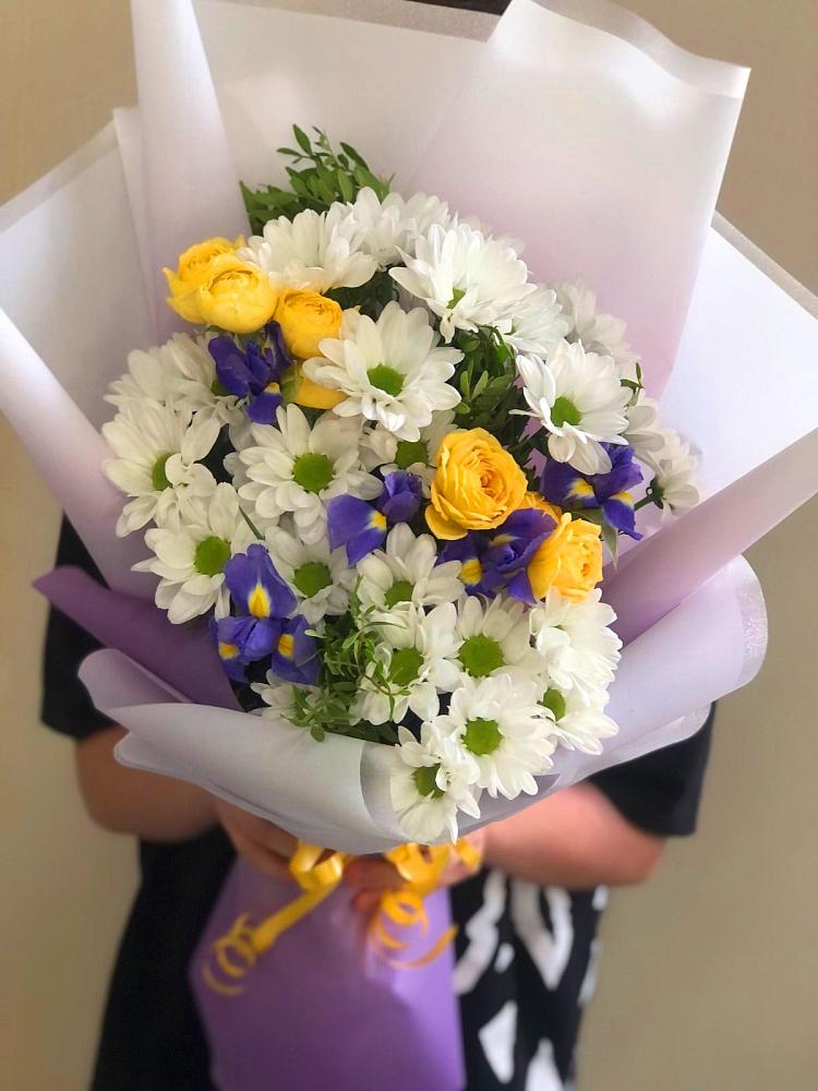 Букет цветов из: Ирисы, Хризантемы и Розы в Кочубеевском