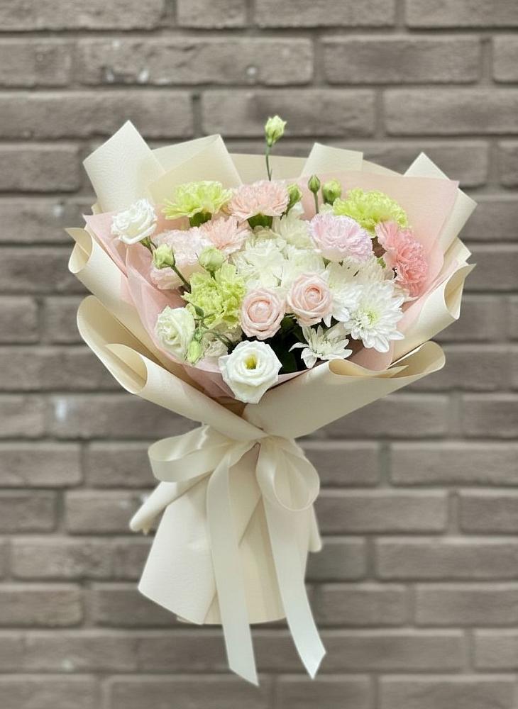 Букет цветов из: Гвоздики, Розы, Лизиантусы и Хризантемы в Кочубеевском