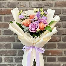 Букет цветов из:  Лизиантусы и Розы в Кочубеевском