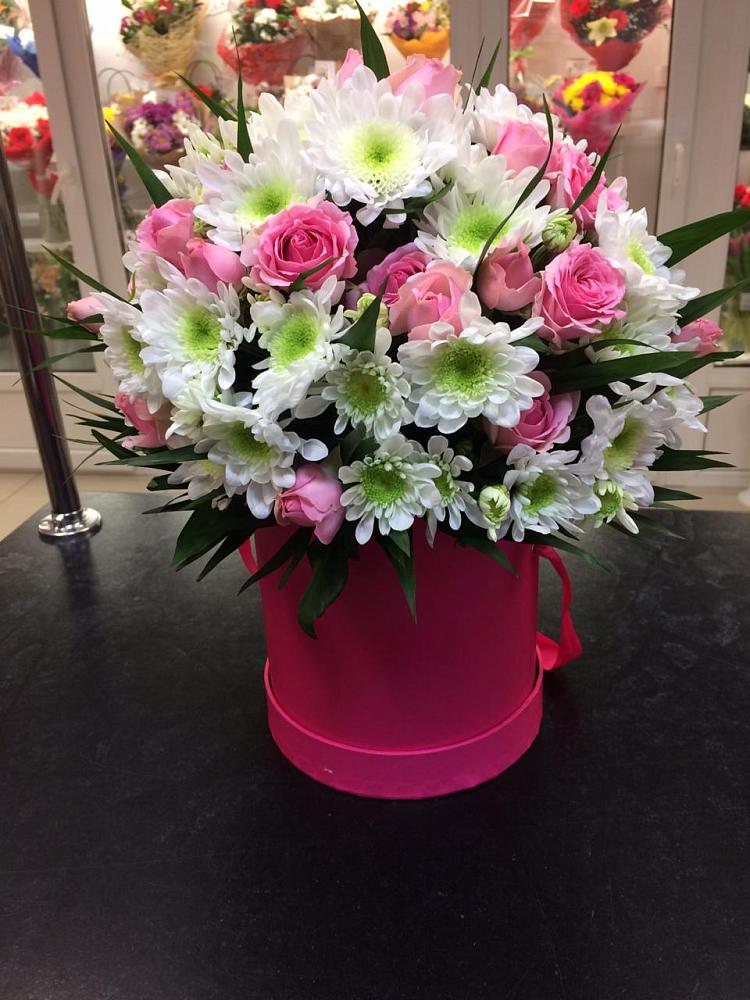 Цветочная композиция из Розы и Хризантемы в шляпной коробке в Кочубеевском