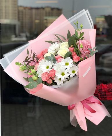 Букет цветов из: Розы, Лизиантусы и Хризантемы в Кочубеевском