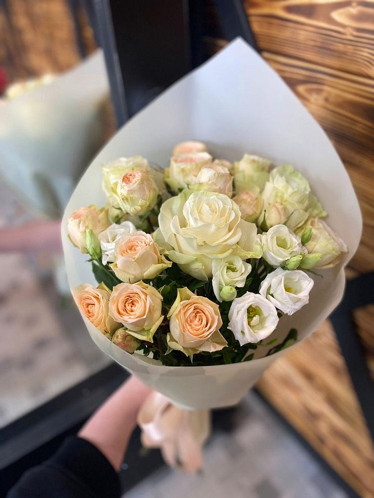 Букет цветов из: Розы и Лизиантусы в Кочубеевском